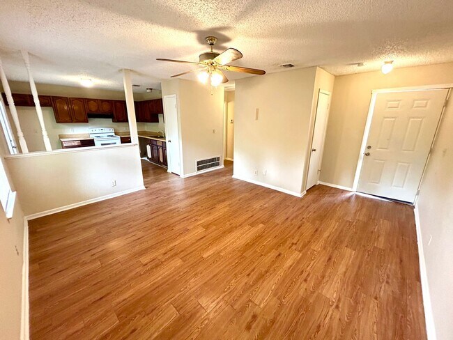 Foto del edificio - **APPLICATION RECEIVED** Convenient 2 Bedr...