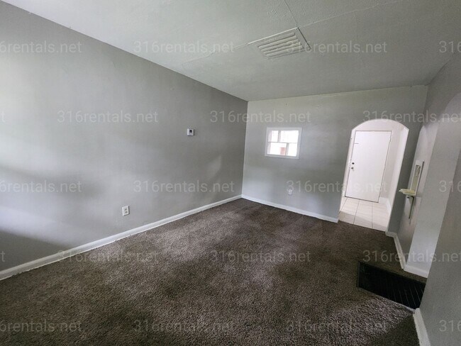 Building Photo - 1815 Woodland N