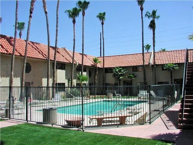 Foto del edificio - Regal Manor Townhomes