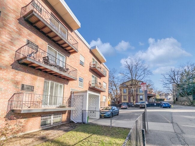 Building Photo - 8 Robinwood Ave