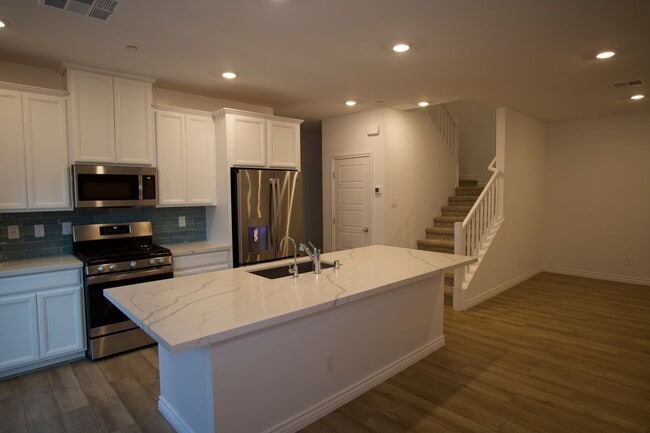 Foto del edificio - Spacious 2 Story Townhome!