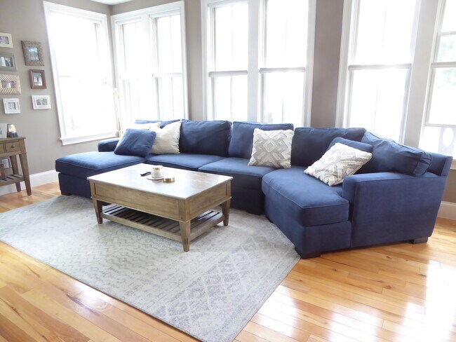 Foto del edificio - 585 E 7th St