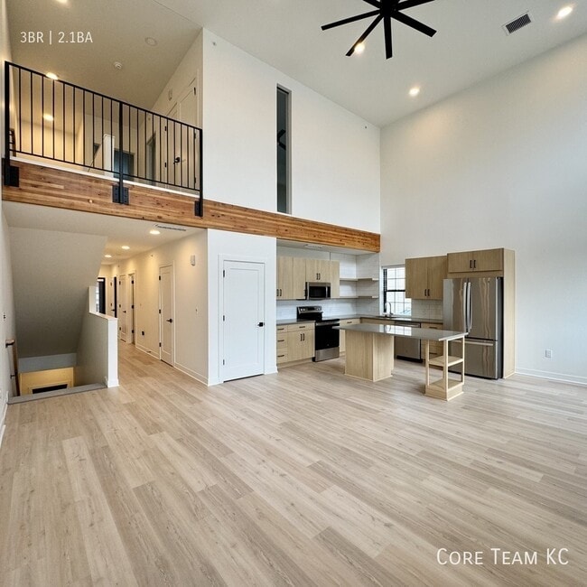 Building Photo - 2913 N Oak Trafficway