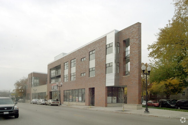 Building Photo - 3738-3740 N Lincoln Ave