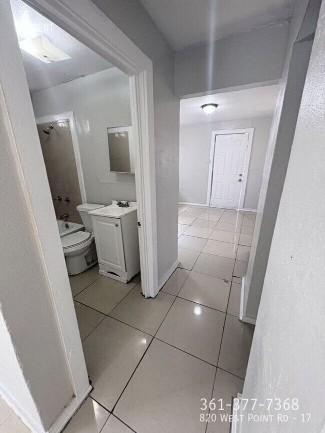 Foto del edificio - 820 W Point Rd