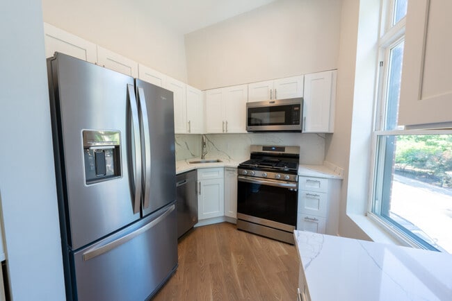 Building Photo - 2246 N Clark St