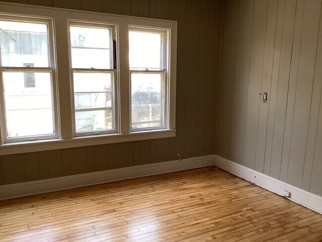 Building Photo - 5 bedroom single family home