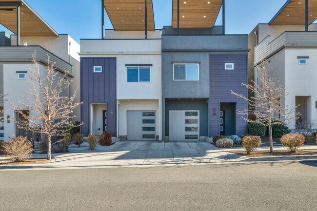 Foto del edificio - Mid-Town Modern Gem With EV Charger