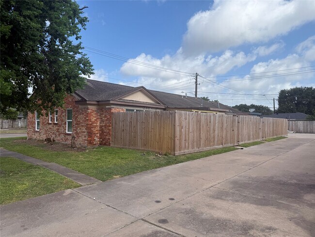 Foto del edificio - 6525 Renwick Dr