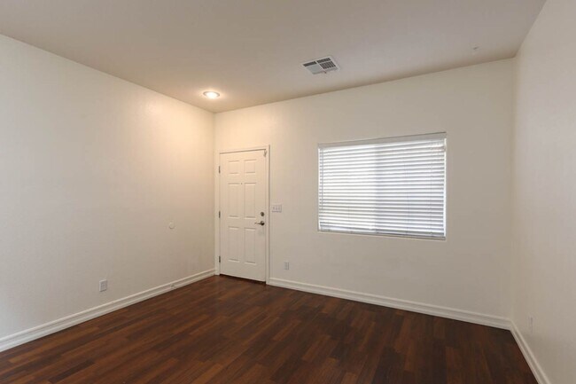 Building Photo - Beautiful Southwest 2 Bed, 2 Bath House!
