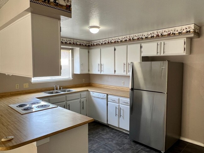 Building Photo - 3 bedroom/ 2 bath home, centrally located ...