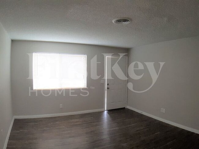 Building Photo - 5483 Waltham Ln