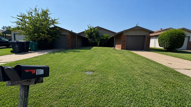 Photo - 1017 SW 81st St (Oklahoma City, OK) House