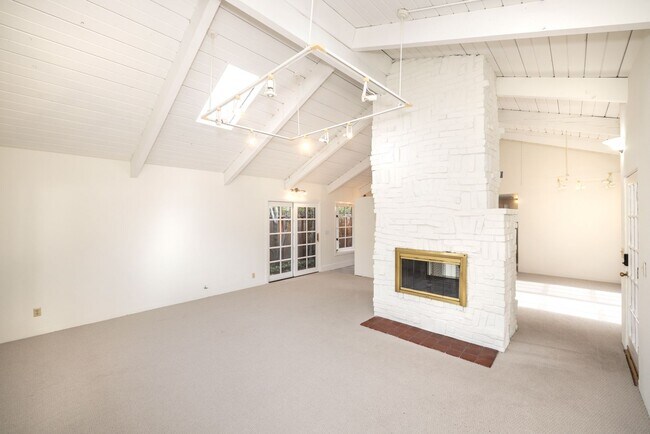 Building Photo - Charming 3 Bed, 2 Bath Single Story Home - Available Short Term!