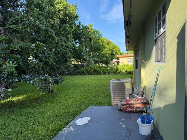 Foto del edificio - 5839 NW 16th St