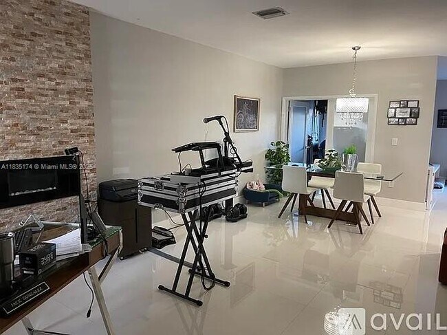 Foto del edificio - 977 SW 147th Ct