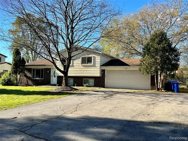 Building Photo - 2879 Airport Rd