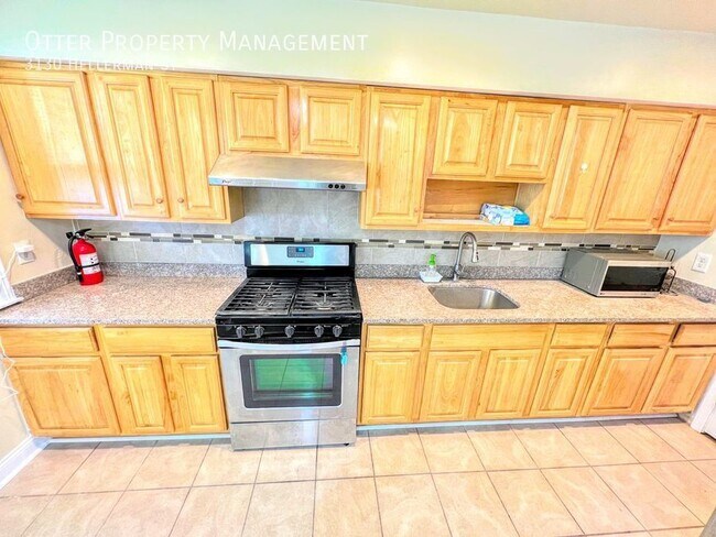 Building Photo - 3BR/2BA Home with Private Driveway, Garage...