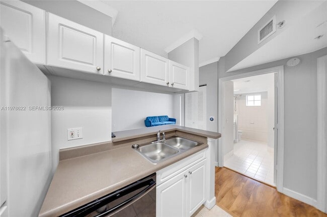 Foto del edificio - 17125 N Bay Rd