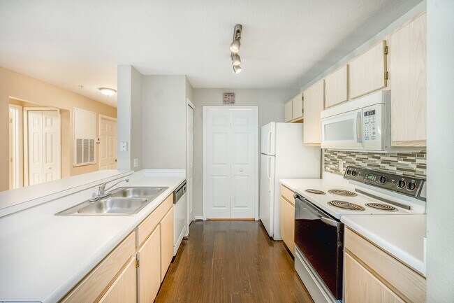 Building Photo - Beautiful Spacious 3/2 Condo FOR RENT at C...
