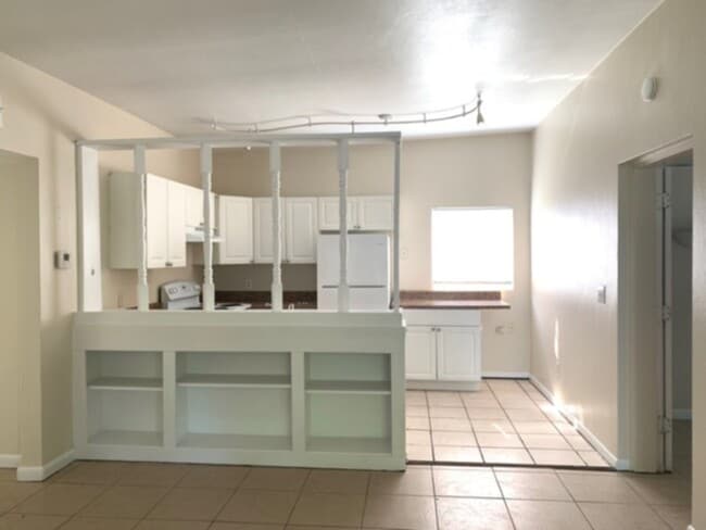 Building Photo - 2 Bed, Den, Fenced Yard, NEW Paint &amp; C...