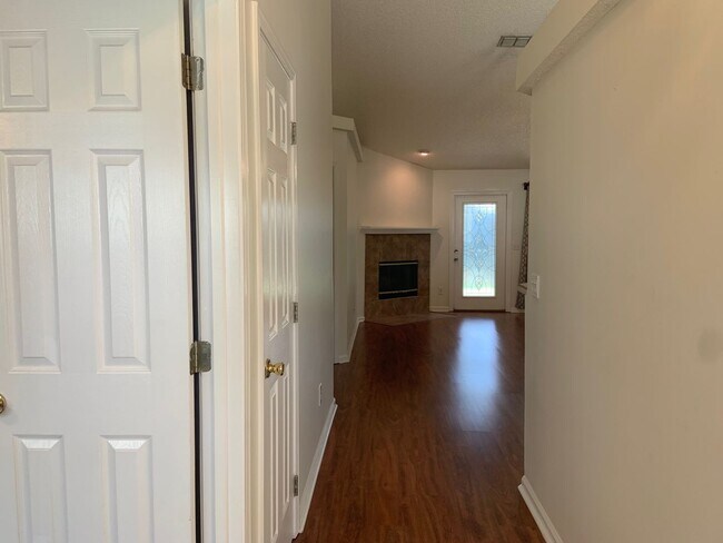 Building Photo - Private and Quaint Middleburg Home!