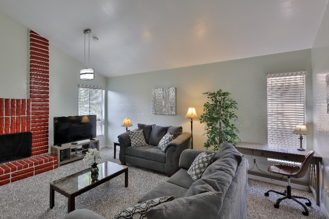 Building Photo - 4400 Parkwood Ct