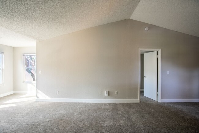 Building Photo - Venetian Place - 1428