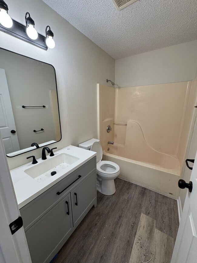 Building Photo - 1908-1910-1910 Arlene Dr