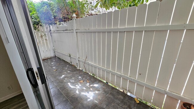 Foto del edificio - 2130 N Beachwood Dr