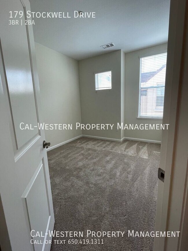 Building Photo - Great Location Spacious 3 Bedroom Townhous...
