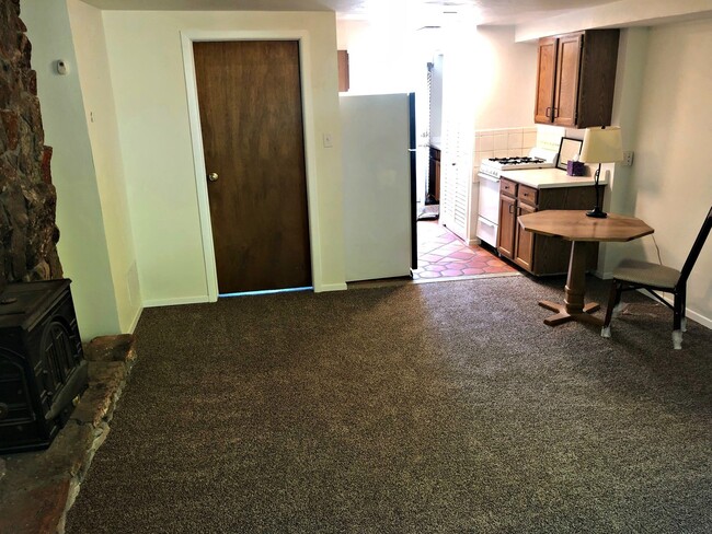 Building Photo - 1BD/1BA APARTMENT WITH PRIVATE BACK YARD!!