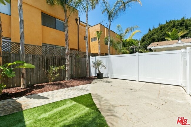 Building Photo - 1034 Bay St