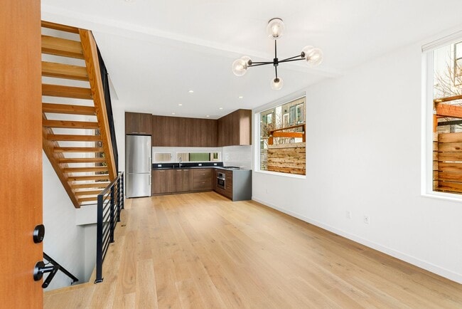 Building Photo - Eastlake 3 Bedroom Townhouse with Rooftop Deck/Views