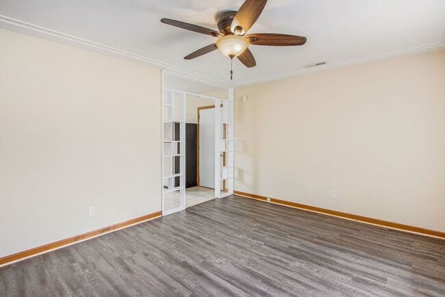 Foto del edificio - Contemporary 3-bed, 1-bath 925sq ft ranch with attached garage and yard!