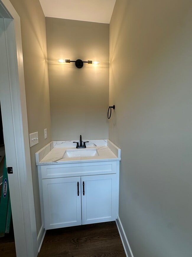Building Photo - Beautiful new townhouse located in the new...