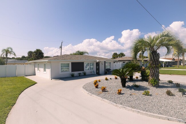 Building Photo - Vacation Pool home located directly Across...
