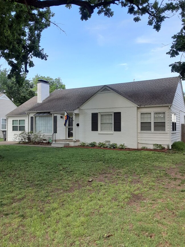 Building Photo - This recently remodeled home is BEAUTIFUL ...