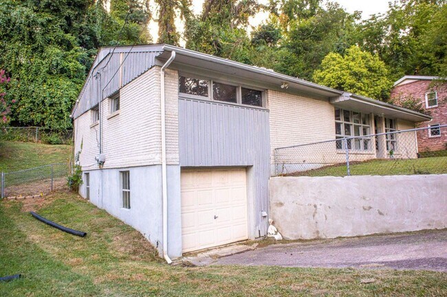 Building Photo - 157 Beverly Rd