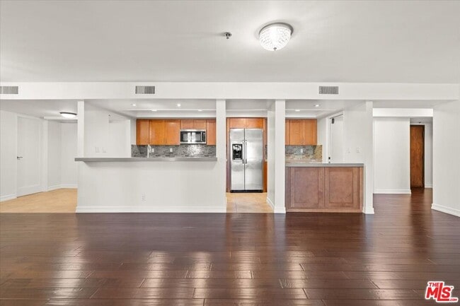 Building Photo - 10660 Wilshire Blvd