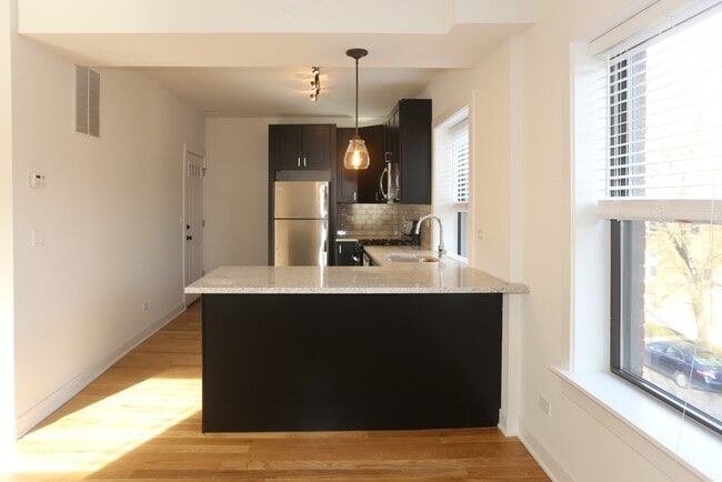 Foto del edificio - 2210 W Eastwood Ave