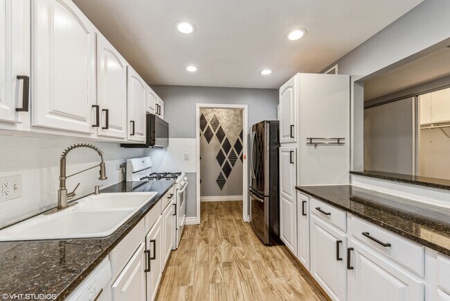 Foto del edificio - 5101 Carriage Way Dr