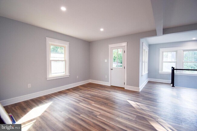 Foto del edificio - 352 N Easton Rd