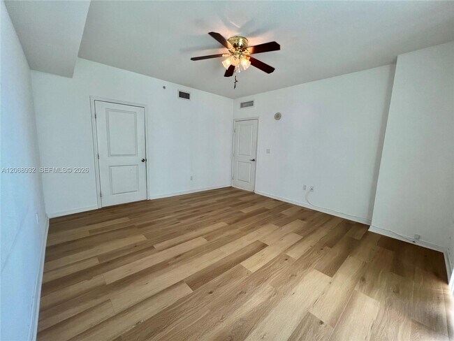 Foto del edificio - 7900 Harbor Island Dr
