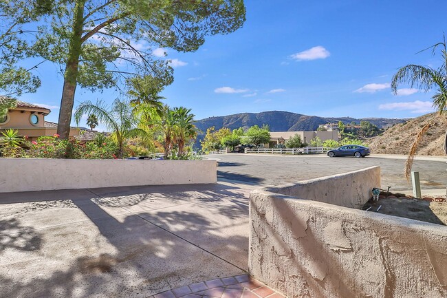 Foto del edificio - MOVE-IN READY, Bell Canyon 4BR w/views + o...