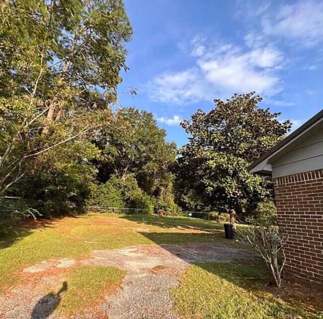 Foto del edificio - 88 Means Ave