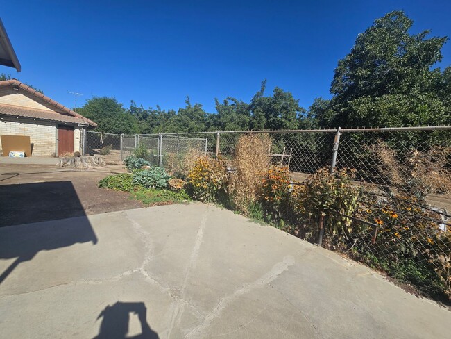 Building Photo - 4 Br 3 Ba + Flex w/ Fireplace