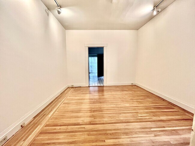 Foto del edificio - Prime Cow Hollow Location with Parking, Private Deck and Yard