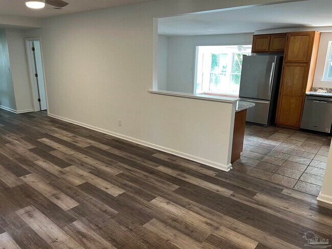 Foto del edificio - 6123 Hilltop Rd