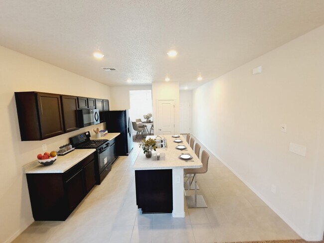 Building Photo - 3 bed 2 bath home in Huning Ranch! Newly B...